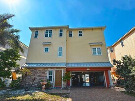 468 137th Ave Cir in Madeira Beach, FL - Building Photo