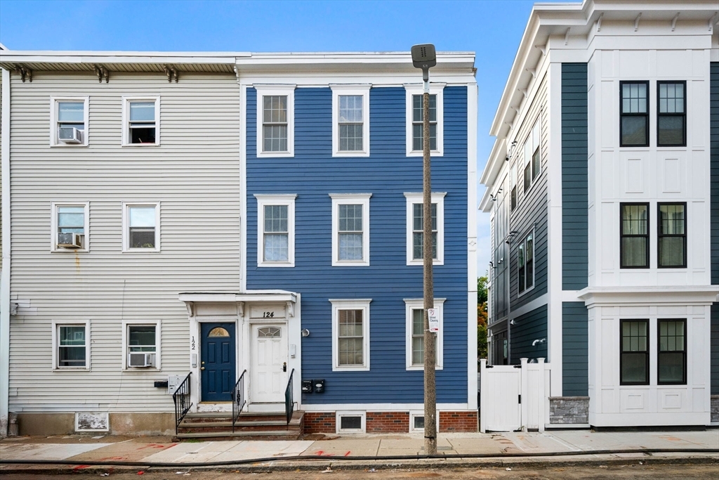 124-2 D St, Unit 2 in Boston, MA - Building Photo