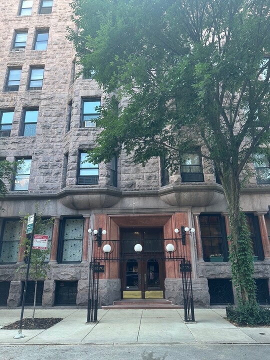 2800 N Pine Grove Ave in Chicago, IL - Building Photo
