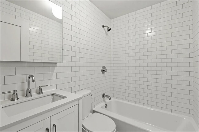 201B E 82nd St, Unit 2B in New York, NY - Building Photo - Building Photo