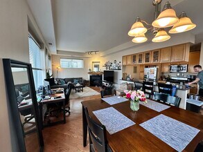 2337 W Wolfram St in Chicago, IL - Building Photo - Building Photo