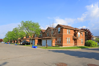 Springbrook Gardens in Richmond Hill, ON - Building Photo - Building Photo