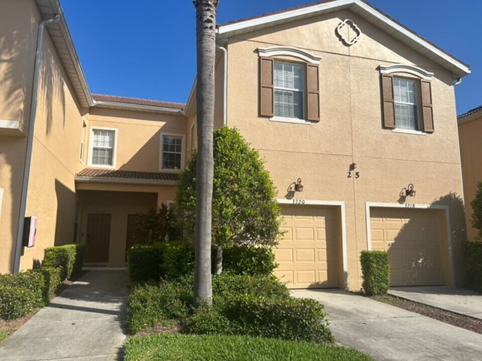 3720 Parkridge Cir in Sarasota, FL - Building Photo