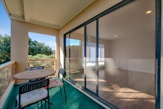 7 Commodore Dr, Unit 453 in Emeryville, CA - Building Photo - Building Photo