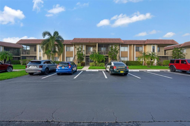 305 Lakeview Dr in Weston, FL - Building Photo - Building Photo