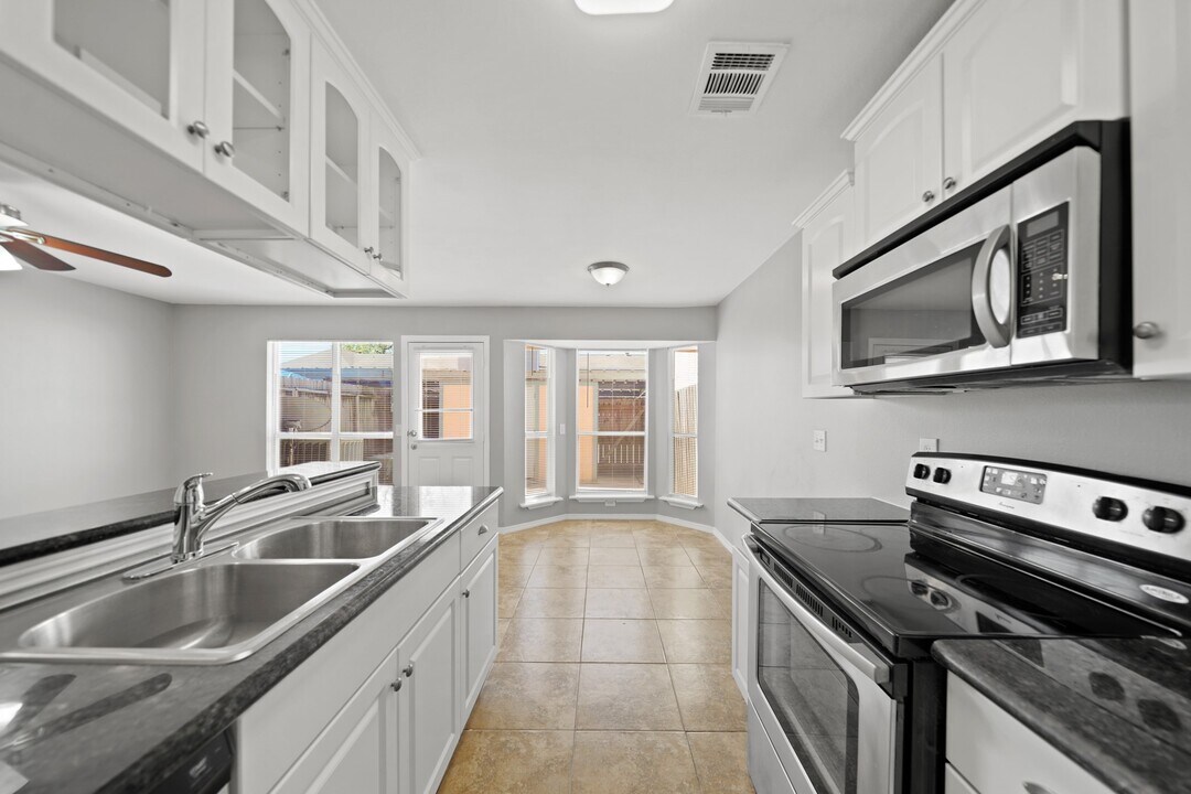 13447 Castilian Dr in Houston, TX - Building Photo