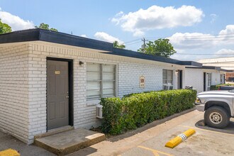 Oak Street Flats in Arlington, TX - Foto de edificio - Building Photo