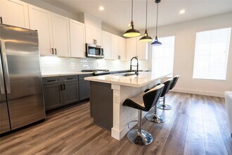 2056 Johanna Dr in Houston, TX - Foto de edificio - Building Photo