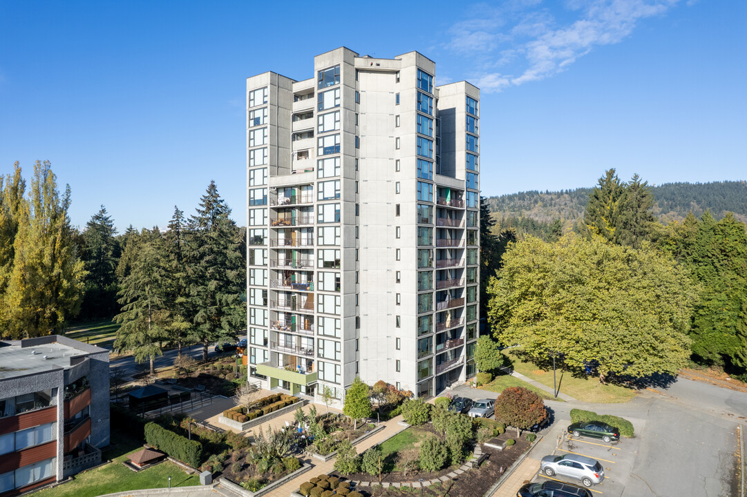 Salishan Court in Burnaby, BC - Building Photo