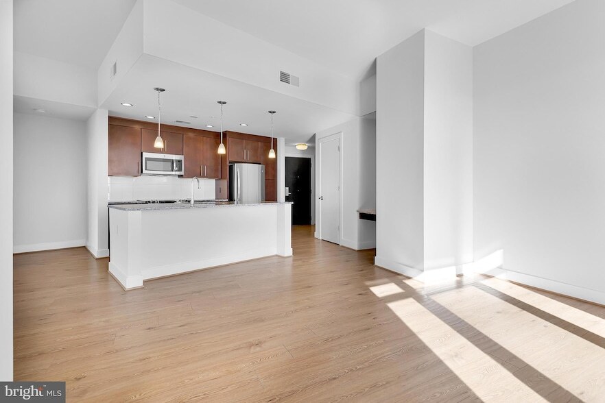 880 New Jersey Ave SE, Unit 2 BR INTERIOR UNIT in Washington, DC - Building Photo