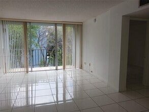 8821 W Flagler St in Miami, FL - Building Photo - Building Photo
