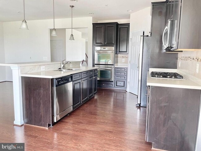 property at 43913 Centergate Dr