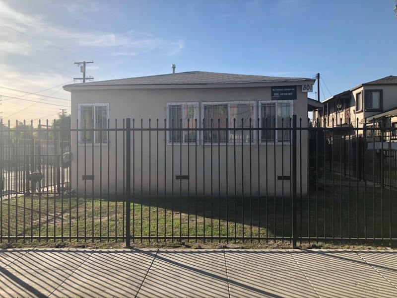 801 N Tamarind Ave in Compton, CA - Foto de edificio