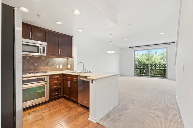 property at 931 E Walnut St