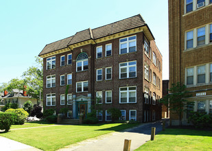 Clifton Towers in Lakewood, OH - Building Photo - Building Photo