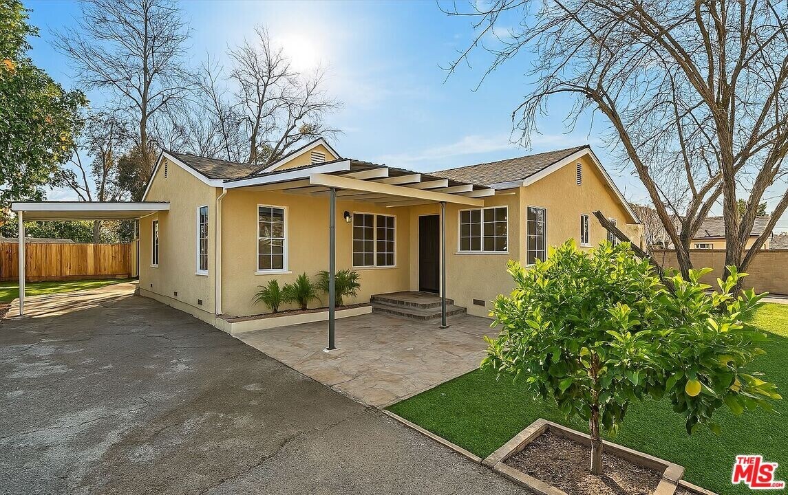 19148 Saticoy St in Los Angeles, CA - Foto de edificio