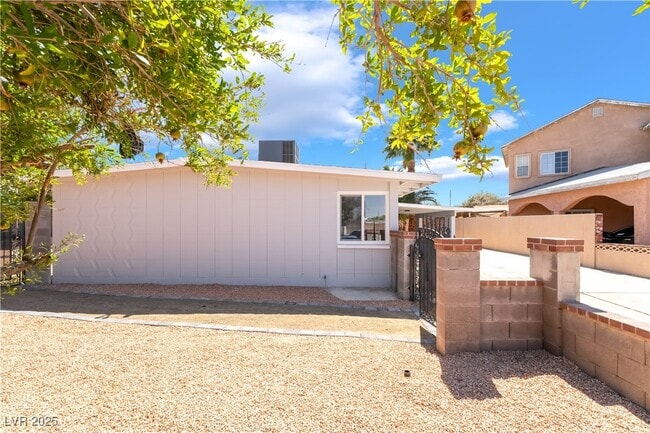 property at 2749 Del Mar Pl