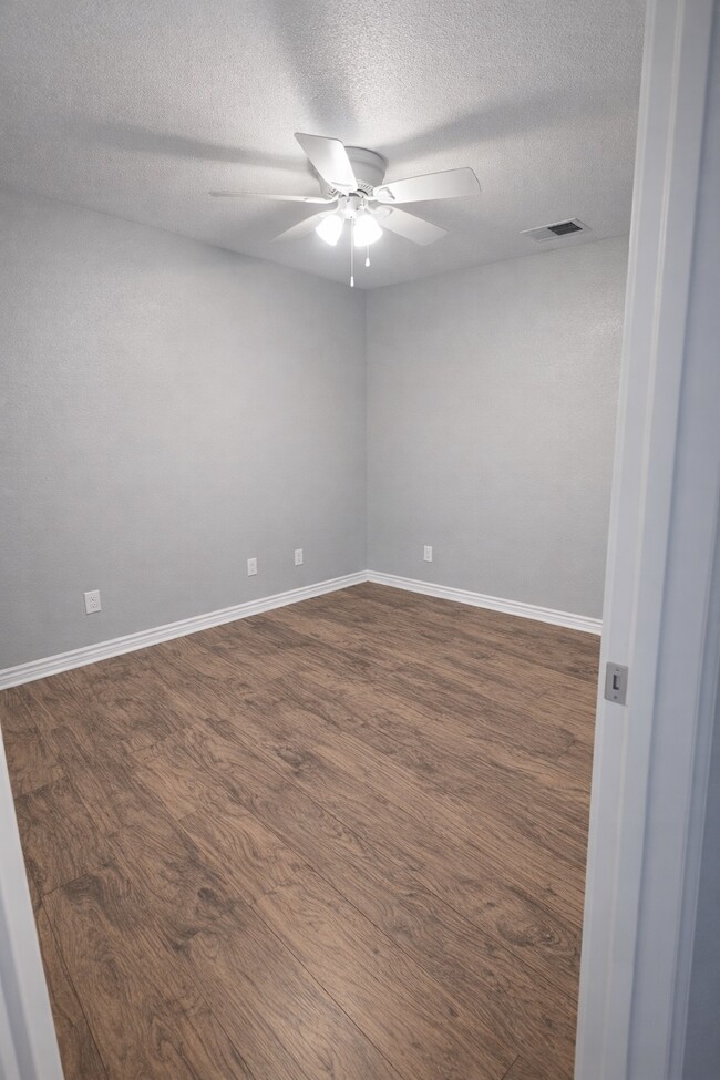 182 Oak Terrace in Seguin, TX - Foto de edificio - Building Photo