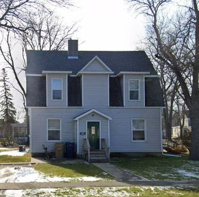 property at 902 E Kemp Ave