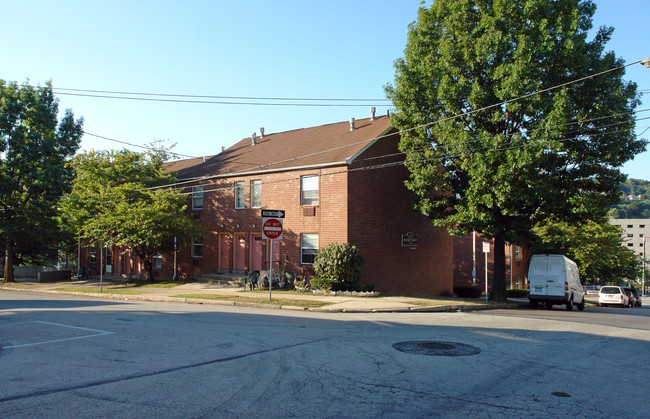 Pleasant Valley Apartments in Conshohocken, PA - Foto de edificio - Building Photo