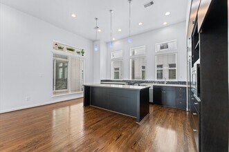 120 Pierce St in Houston, TX - Building Photo - Building Photo