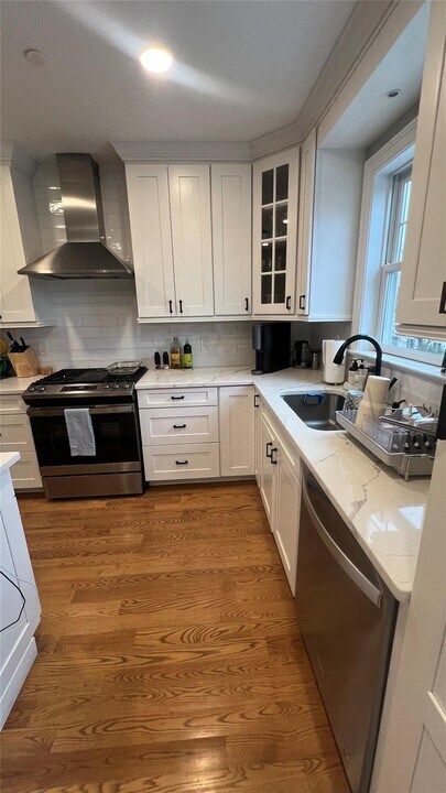 193 Gainsborg Ave E in Harrison, NY - Building Photo