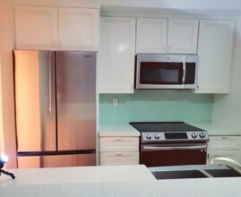 750 N Kings Rd, Unit #120 in Los Angeles, CA - Foto de edificio - Building Photo