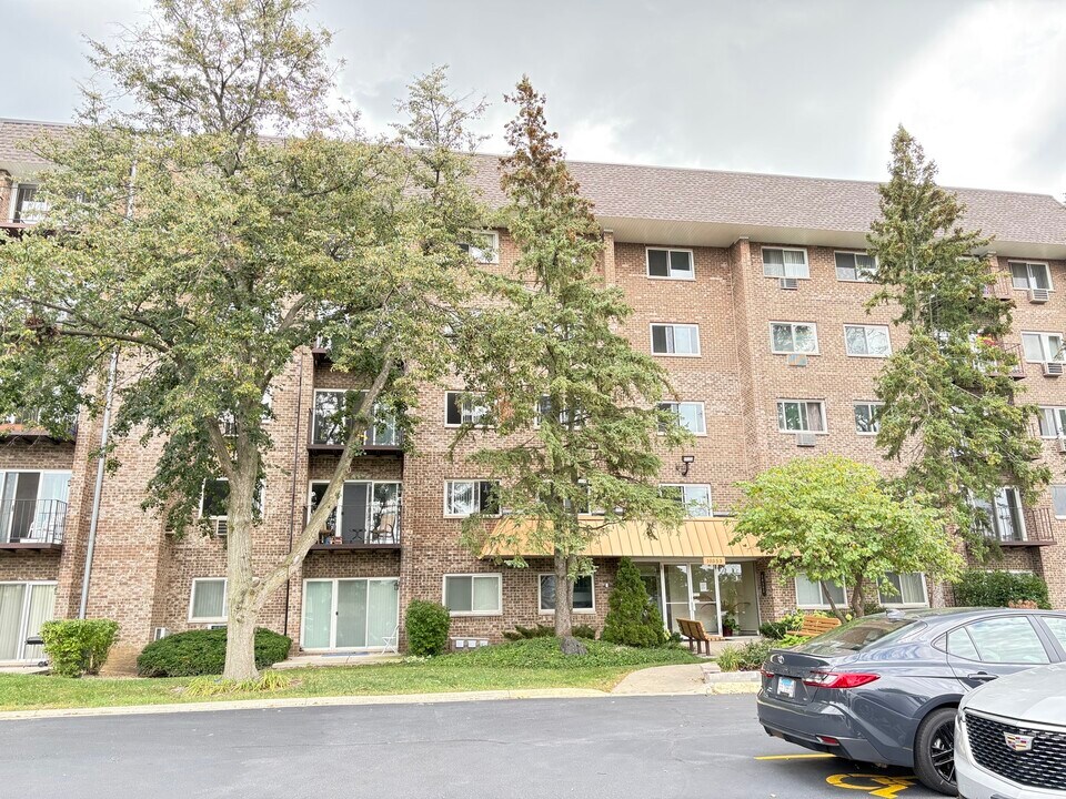10353 Dearlove Rd in Glenview, IL - Building Photo