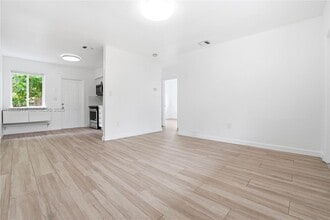 60 NW 42nd St in Miami, FL - Building Photo - Building Photo