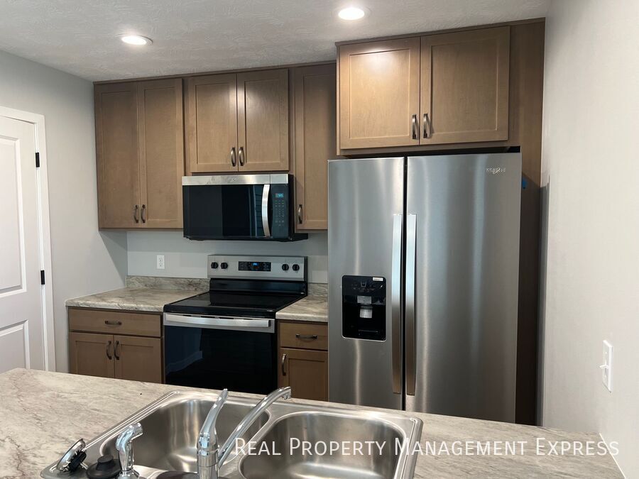 3 Bedroom 1.5 Bathroom Townhome in Sioux Falls, SD - Building Photo