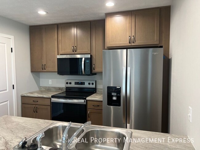 3 Bedroom 1.5 Bathroom Townhome in Sioux Falls, SD - Building Photo - Building Photo