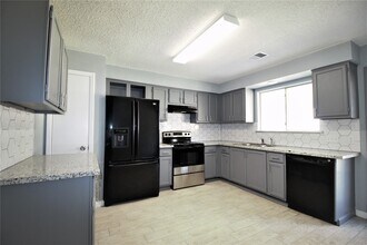 5714 Village Way Dr. in Katy, TX - Building Photo - Building Photo