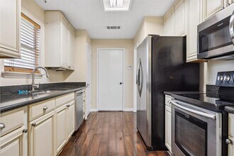 2004 Rosemary Ln in Round Rock, TX - Foto de edificio - Building Photo
