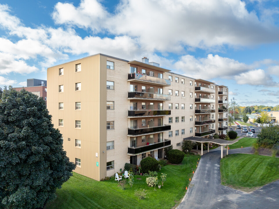 Lynnwood Place 19 in Brantford, ON - Building Photo