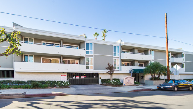 Encino Crest Apartments in Encino, CA - Building Photo - Building Photo