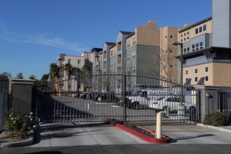 Tesoro Del Valle in Los Angeles, CA - Foto de edificio - Building Photo