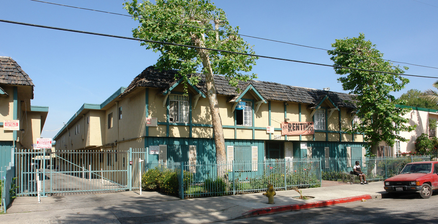 9001 Langdon Ave in North Hills, CA - Foto de edificio