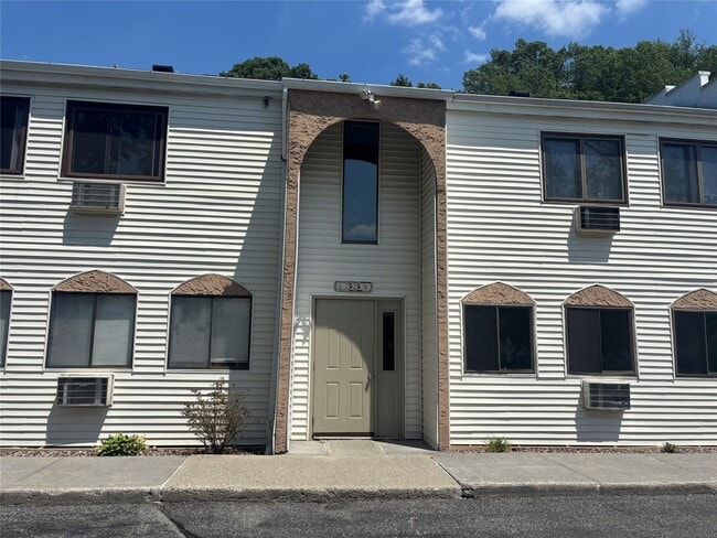 33 Scarborough Ln in Wappingers Falls, NY - Building Photo - Building Photo