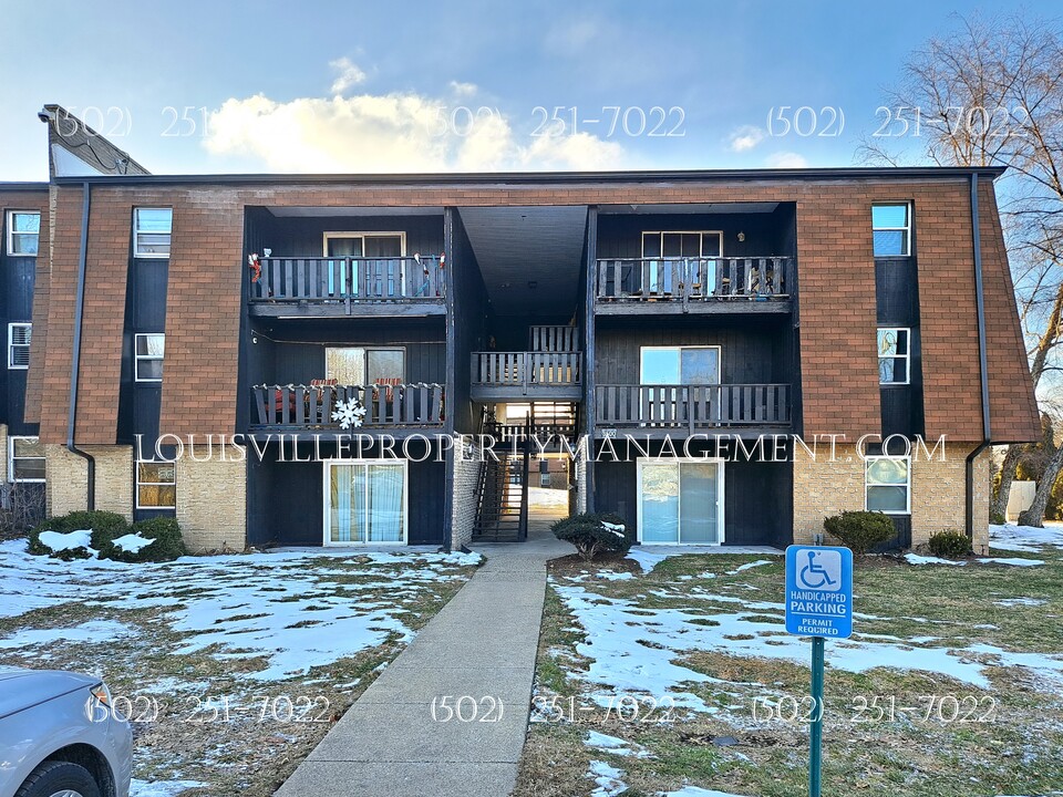 3500 Lodge Ln in Louisville, KY - Building Photo