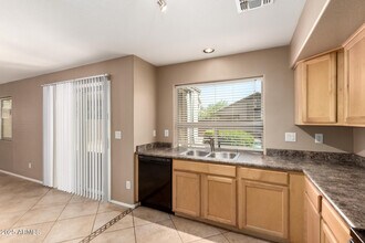 2415 W Lucia Dr in Phoenix, AZ - Foto de edificio - Building Photo