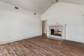 3024 La Prada Dr in Mesquite, TX - Foto de edificio - Building Photo