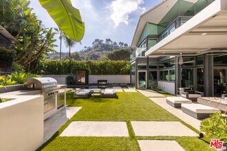 8538 Eastwood Rd in Los Angeles, CA - Building Photo - Building Photo