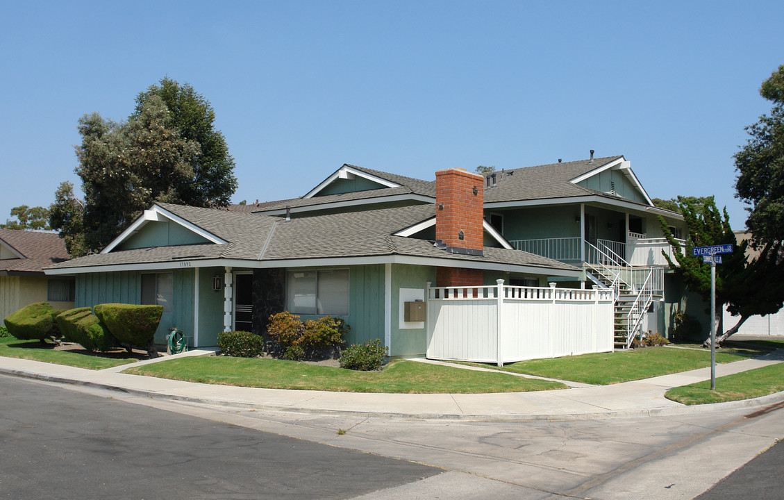 17092 Evergreen Cir in Huntington Beach, CA - Building Photo