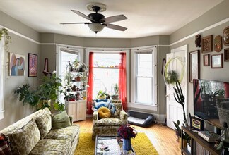 919 E Clarke St, Unit 3 in Milwaukee, WI - Building Photo - Building Photo