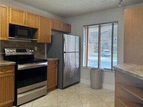 8211 NW 191st St in Hialeah, FL - Building Photo - Building Photo