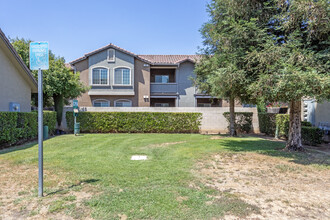 Nees Park Villas in Fresno, CA - Foto de edificio - Building Photo