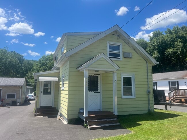 1402 Waterbury Rd in Thomaston, CT - Building Photo - Building Photo