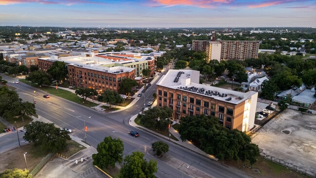 100 Labor Downtown Apartments in San Antonio, TX - Foto de edificio - Building Photo