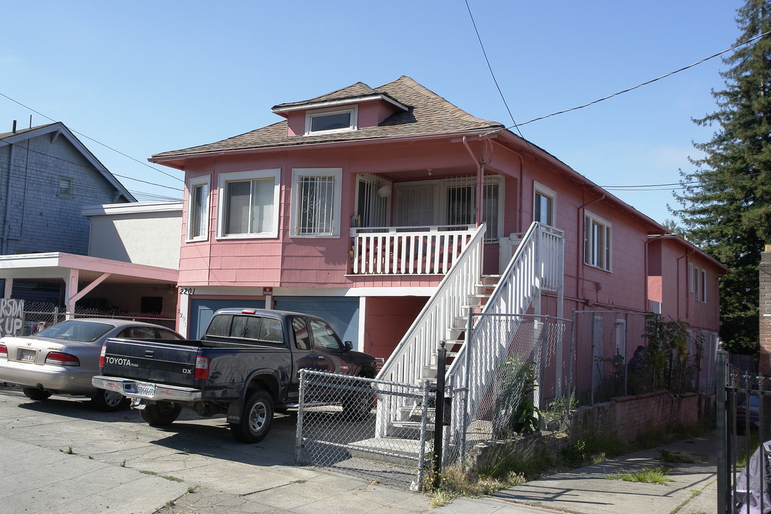 2201 E 24th St in Oakland, CA - Building Photo