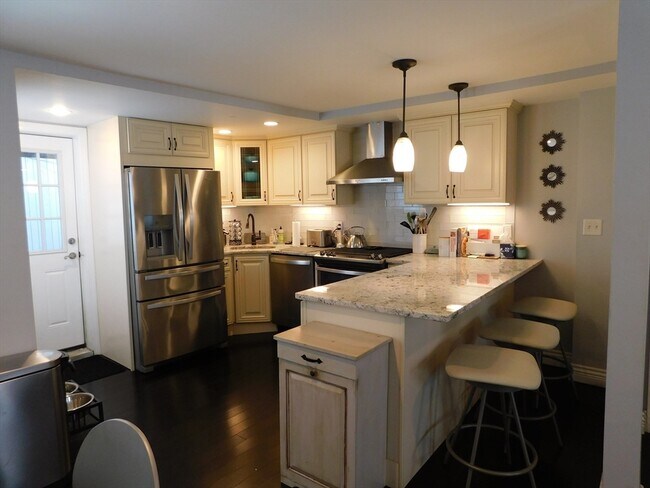 215 Bolton St, Unit 1 in Boston, MA - Foto de edificio - Building Photo